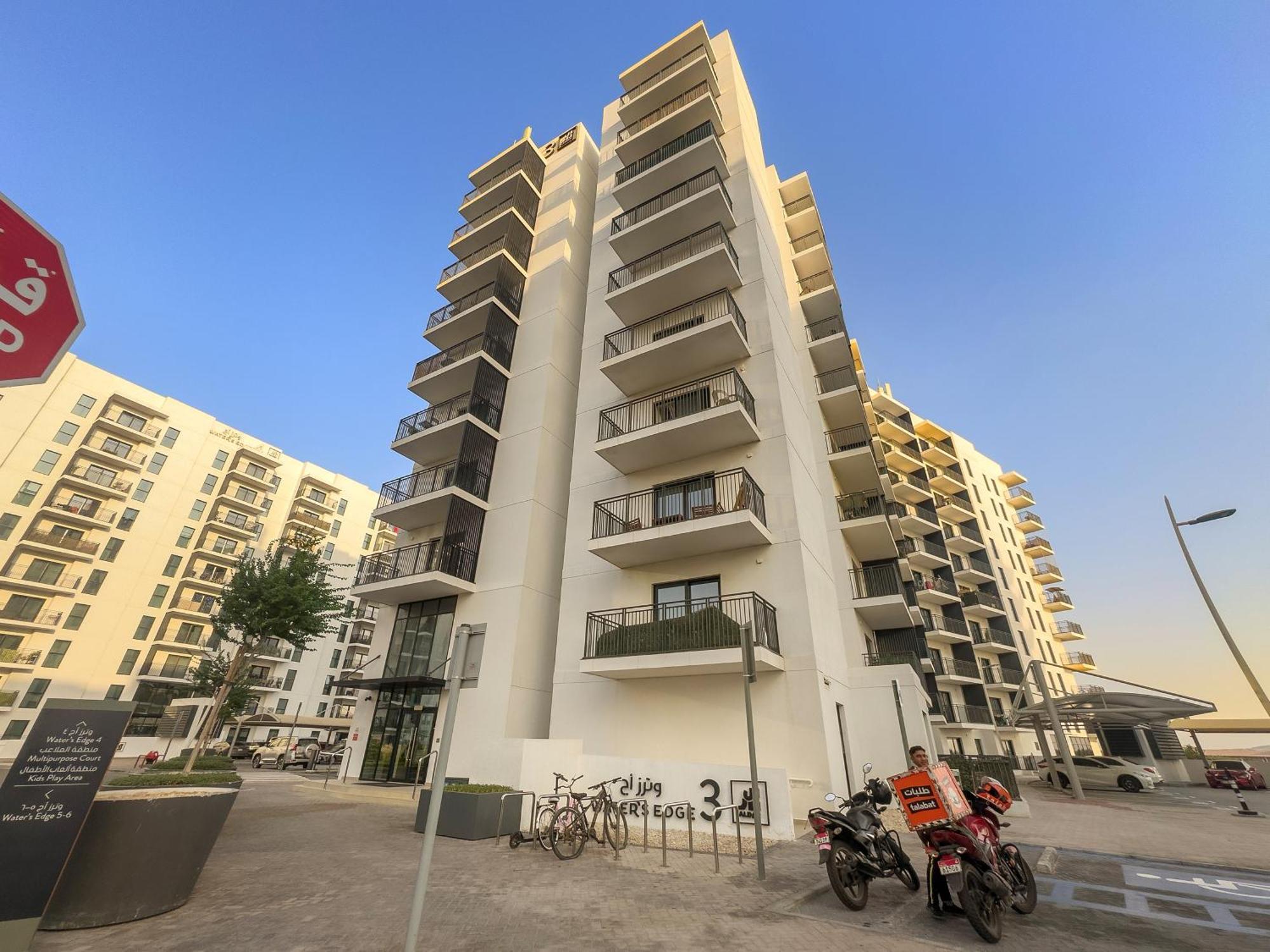 Apartment Premier -steps To Ferrari World & Yas Mall Abu Dhabi