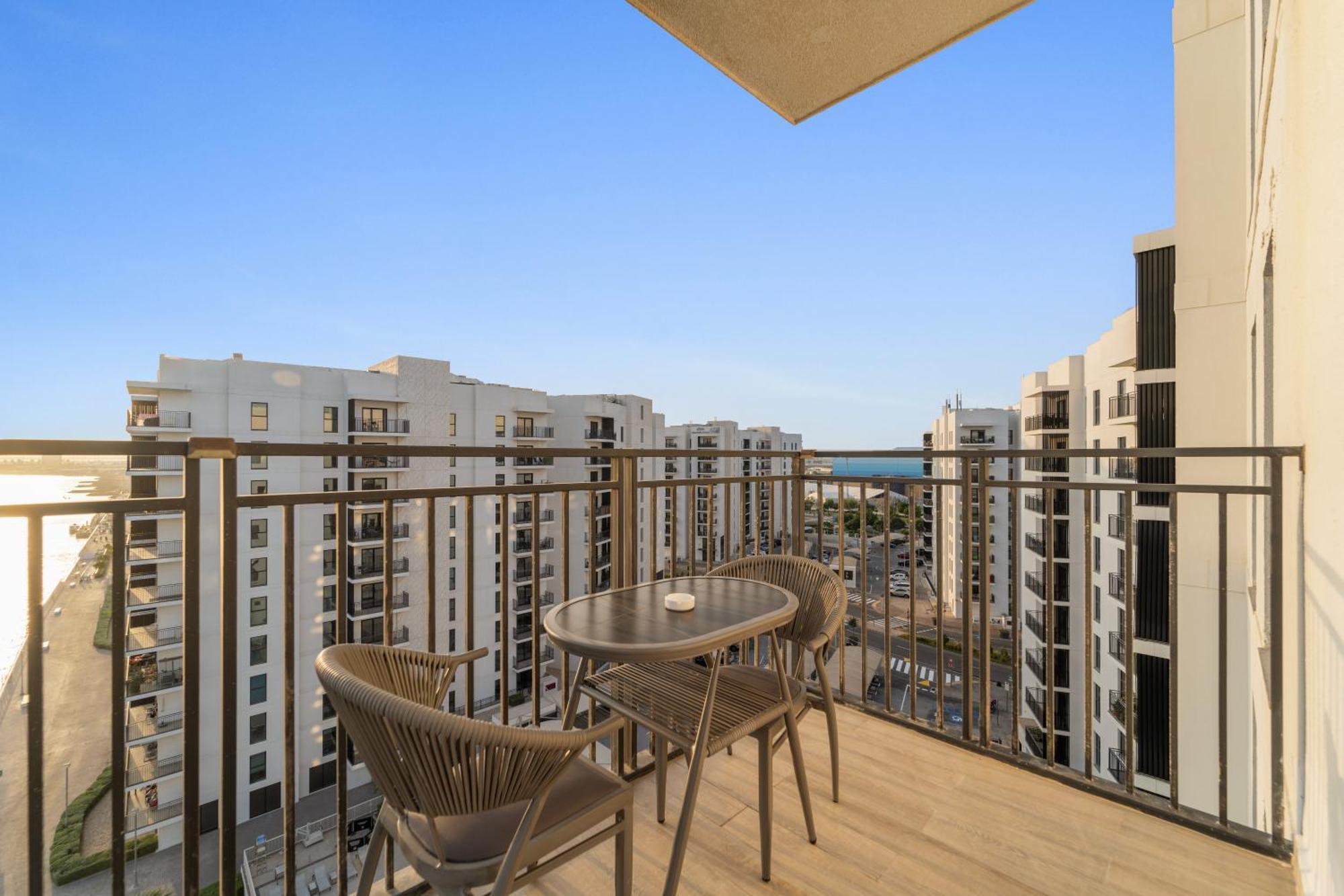 Apartment Premier -steps To Ferrari World & Yas Mall Abu Dhabi
